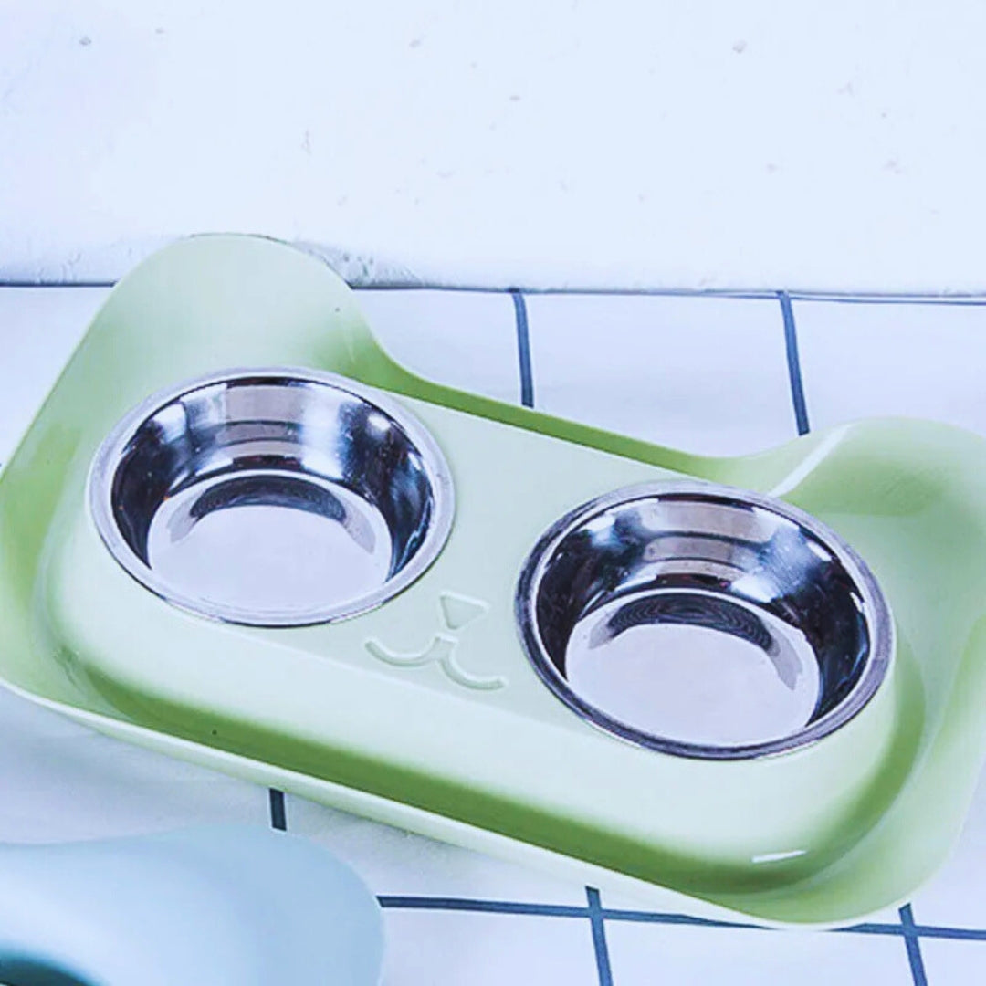 Close view of the light green cat-shaped tray with two stainless steel bowls