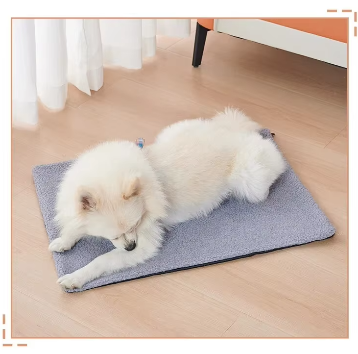 White spitz dog lying on a grey version of the self-warming pet mat