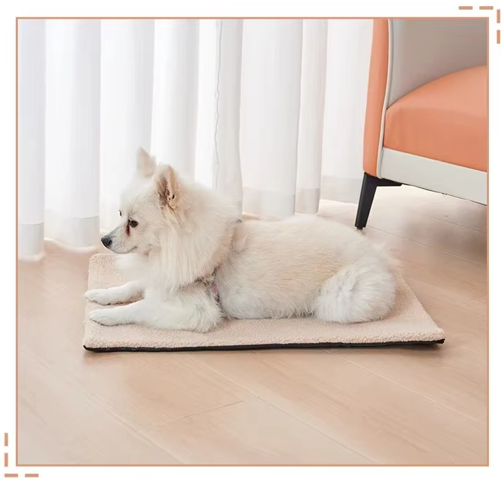 White spitz dog lying on the beige self-warming mat, its thin dark edge showing