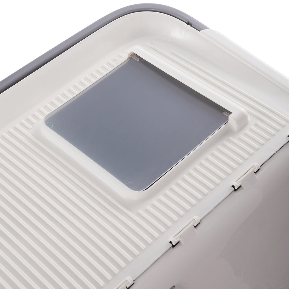 Close view of the ridged top of the hood with its square translucent flap