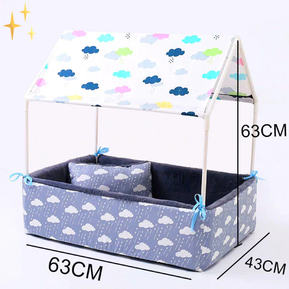 Navy dog bed with a cloud-print roof and its measurements: 63 cm long, 43 cm deep and 63 cm high